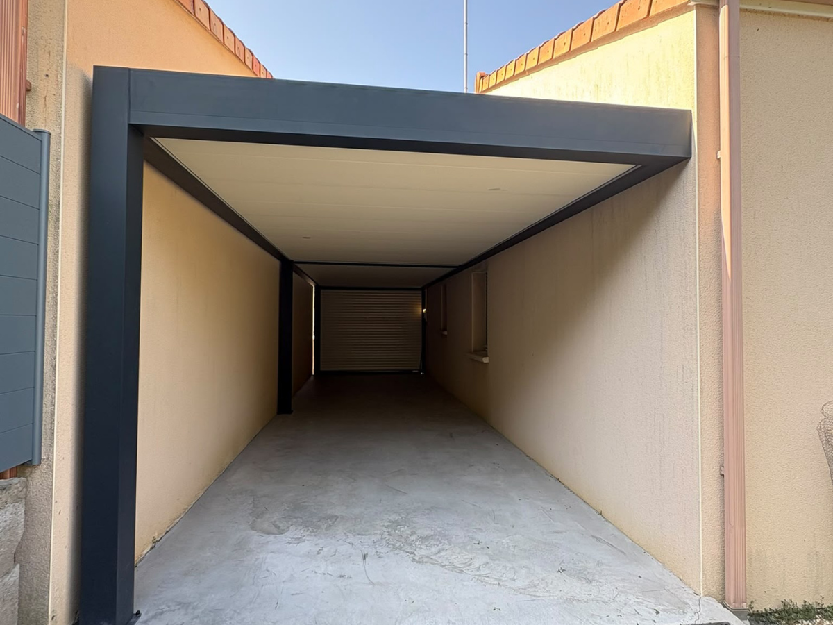 Carport avec porte de garage.
