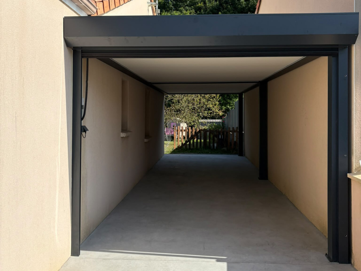 Carport avec porte de garage.